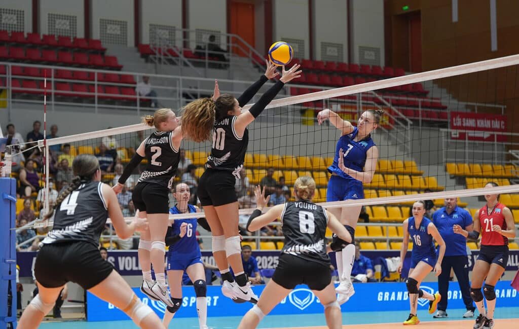    Юлия Якимова пробивает блок новозеландок / Фото asianvolleyball.net