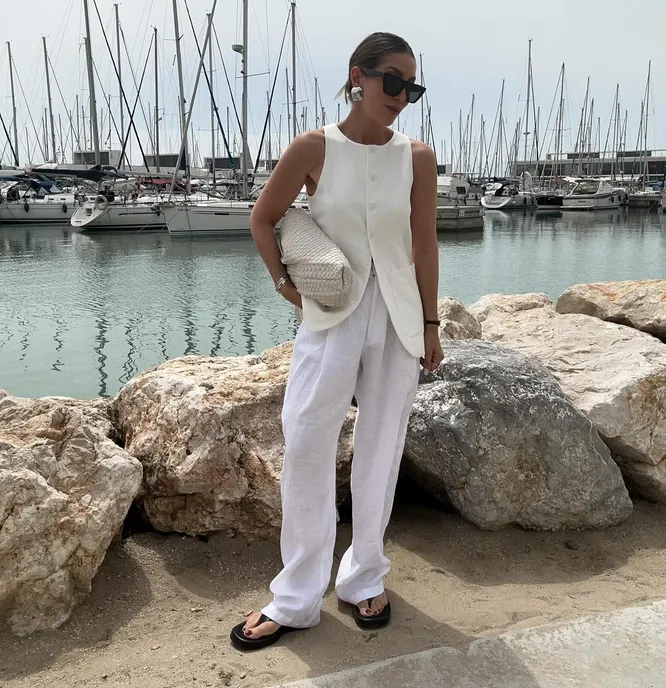 Льняная рубашка, который спасает в жару и при этом не выглядит как пижама. 