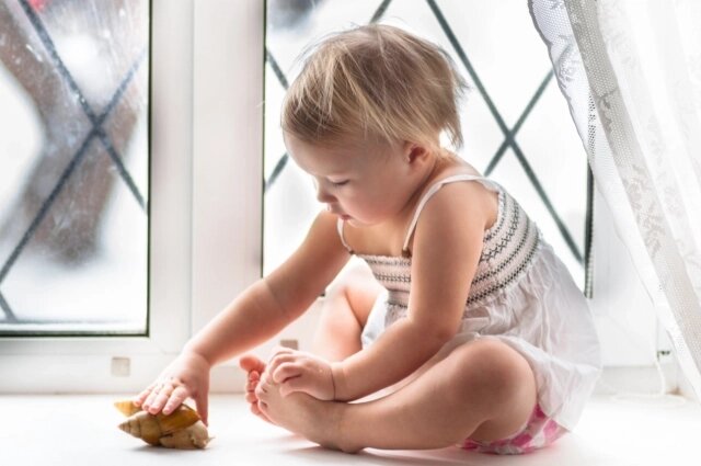    Приучать маленьких детей играть на окнах – опасно. Фото: freepik