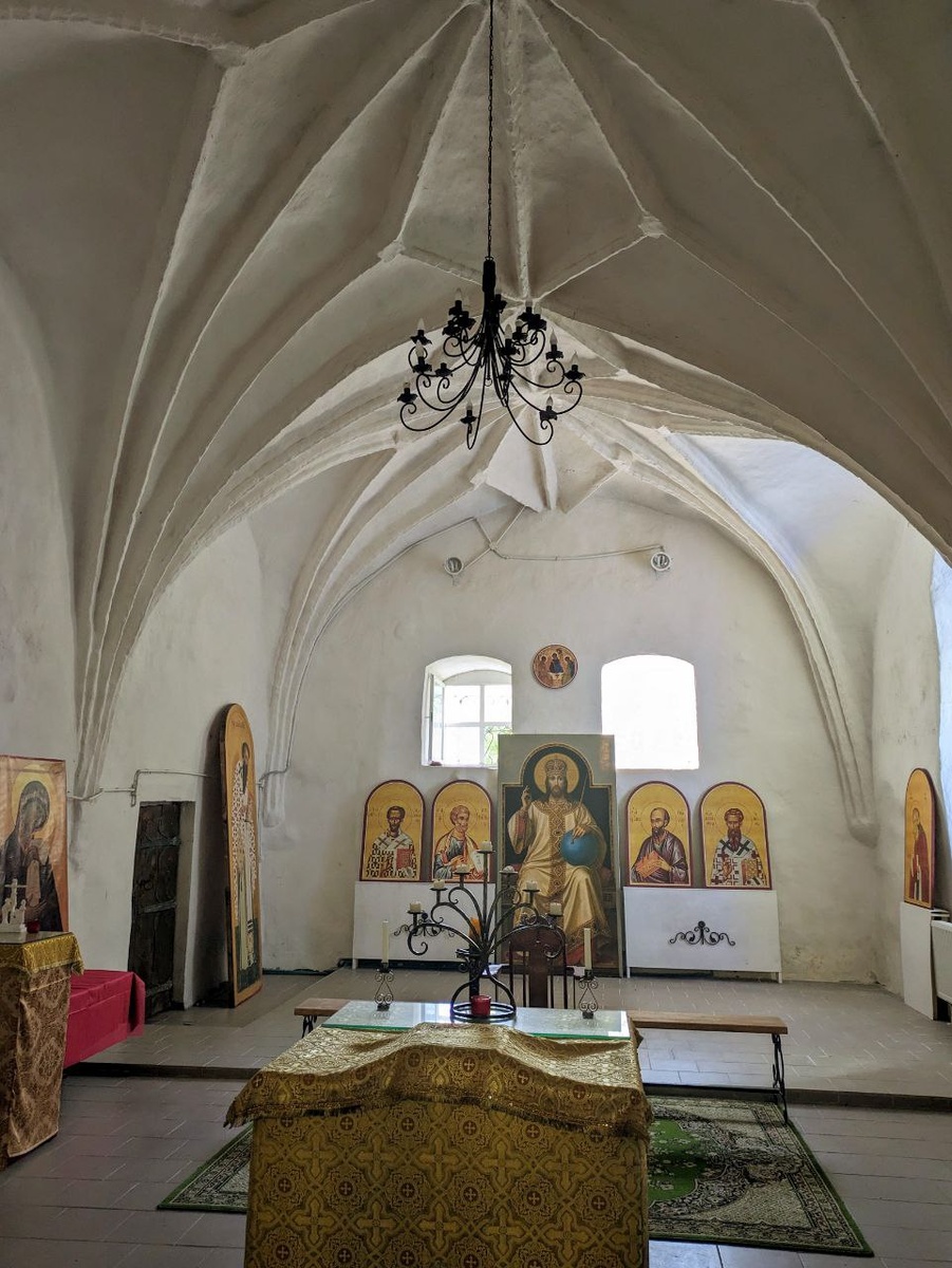 Внутри церкви. Фото: дзен канал "История одного ремонта и что было после".