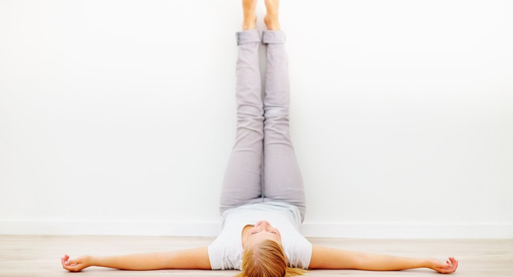 10 Минут Против Гравитации: Как Волшебная Поза «Ноги на Стену» Перезагрузит Ваше Тело, Мозг и Душу!