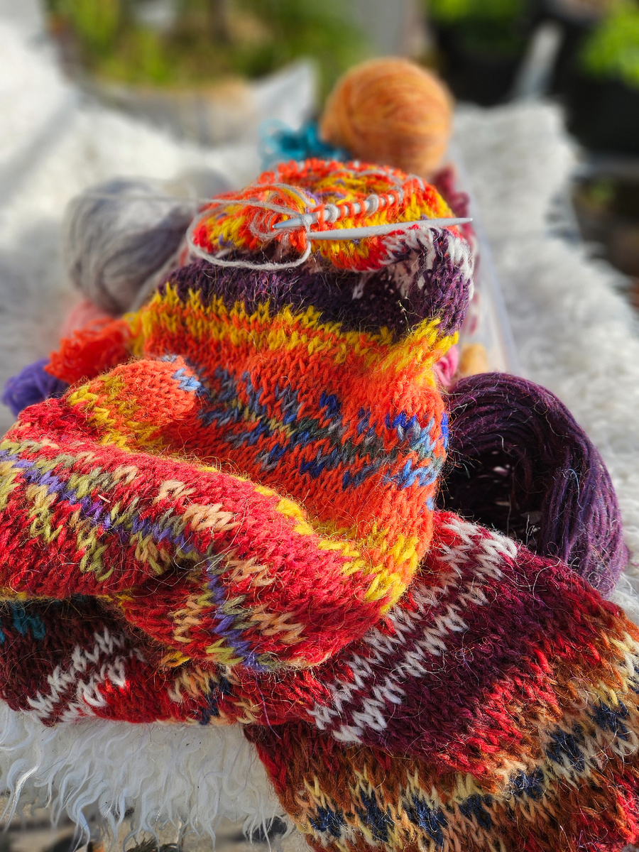 Нет ничего приятнее кофе с шарфом. Разве что, свитер с кофе...😉