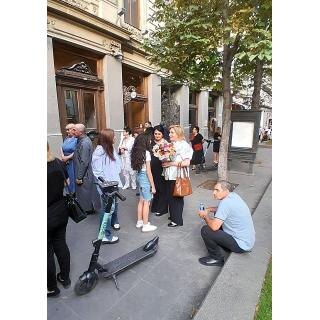 НАРЯДНЫЙ ЗРИТЕЛЬ ВСЕ ПРИБЫВАЛ И ПРИБЫВАЛ К ЗДАНИЮ РУСТАВЕЛИЕВСКОГО ТЕАТРА. Творческая интеллигенция, дипломаты и бизнесмены, много-много молодежи - качество публики само по себе обещало серьезное культурное событие.