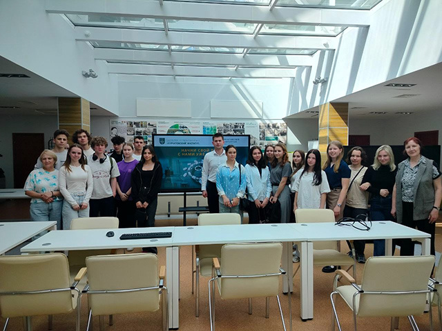 Сотрудники Курчатовского института приняли у себя тверских школьников