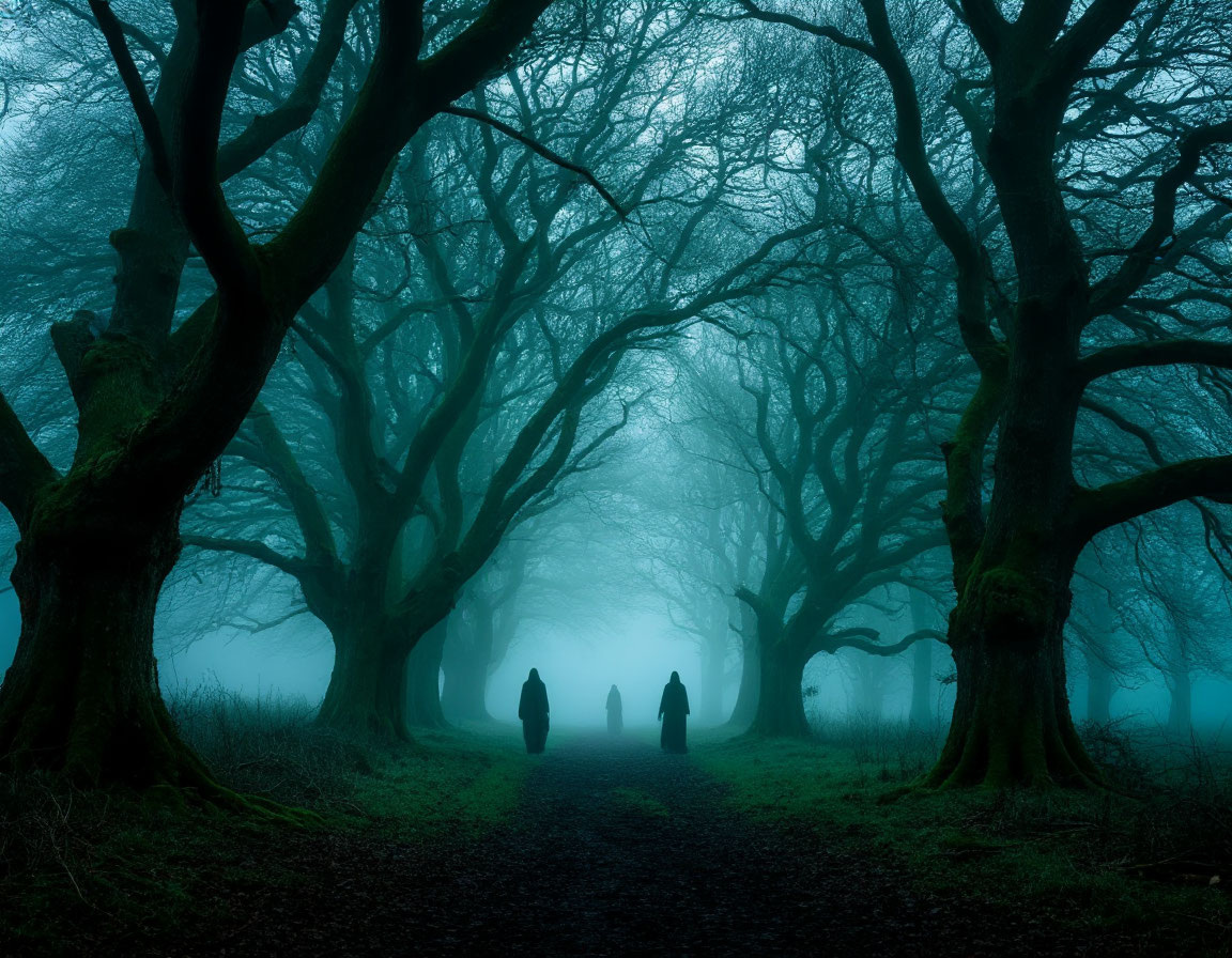 Тёмный лес с призрачными фигурами, скрывающимися в тумане.