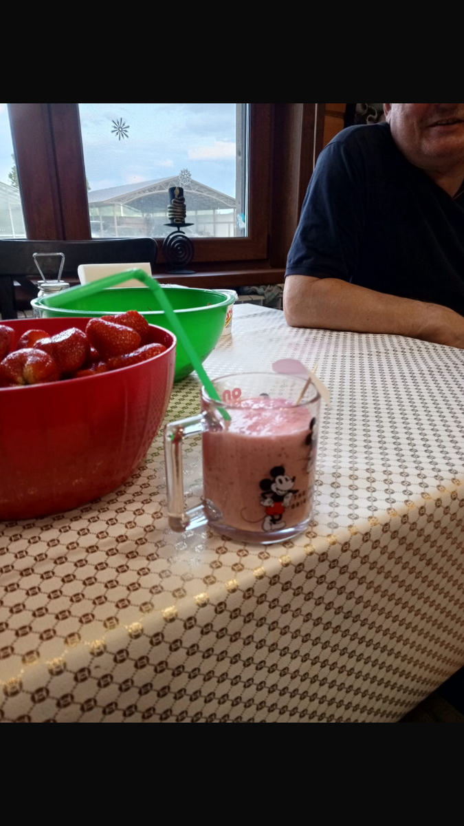 Я сделала вот такой коктейль зонтик делала сама у нас не продаются строго не судите но я могу поделиться рецептом этого вкуснейшего коктейля для этого нам понадобится черешня клубника или земляника можно конечно ещё и черники или голубики добавить по вкусу но мы не стали у нас нет рецепт я придумала сама ещё понадобится мороженое Бабл-гам и ваниль можно купить два в одном это Маша и медведь есть такое мороженое на палке ещё надо молоко для начала надо закинуть мороженое потом закинуть клубники и черешни залить все молоком и смешать в миксере или блендер не помню уже но перед началом как класть вишню в смысле черешню надо убрать косточки немного порезать и крутить так они разделены на пополам а косточки убраны