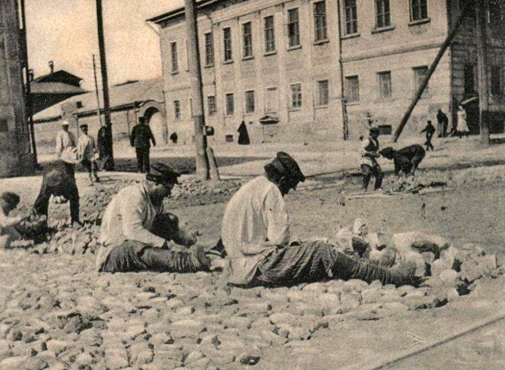 Мощение мостовой Санкт-Петербурга. Руки и ноги у рабочих были обмотаны тряпками. Видимо, удары киянок приходились не только по булыжникам.