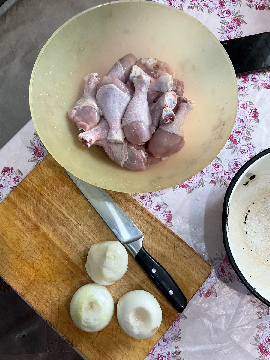 Лук и курица голень 