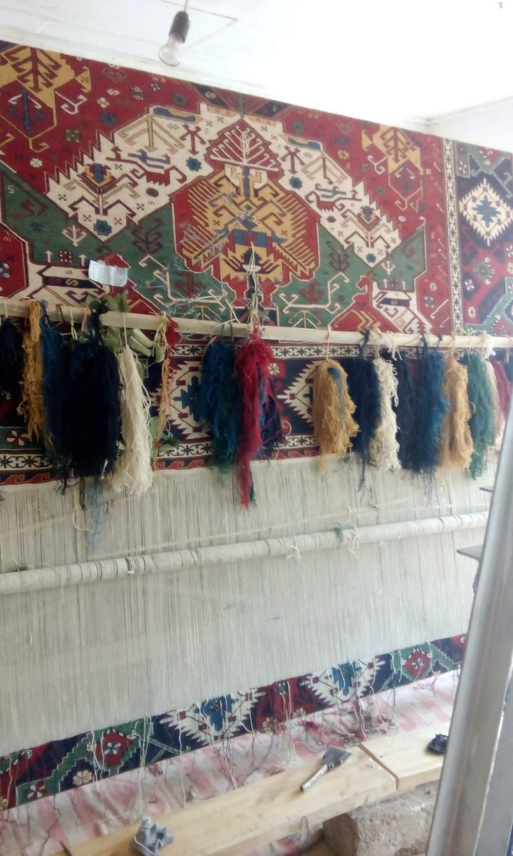 В ковровом цеху Бесиры Магомедрасуловны Мусаевой в г. Кусары (2005)