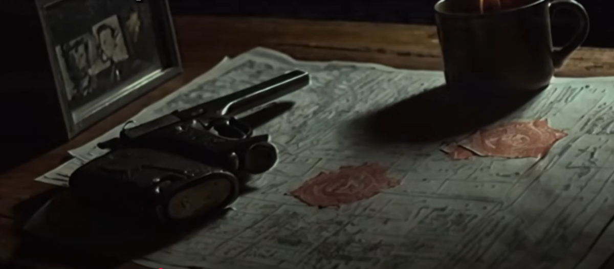  яндекс фото.Мы выехали в полдень на шести собачьих упряжках. Хруст снега заглушал мысли. Голый гул северного ветра казался живым, будто кто-то дышал нам в затылок. По ночам температура падала до минус 40, и тогда мир застывал, превращаясь в зыбкую ледяную декорацию. Только пламя брезентовых ламп играло красными бликами на лицах. Все эти всполохи заставляли лёгкие дрожать не от холода.