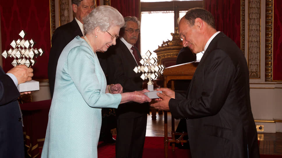 За создание WWW и ряд других изобретений Тим Бернерс-Ли удостоен нескольких десятков престижных наград. 16 июля 2004 года Королева Великобритании Елизавета II произвела Тима Бернерса-Ли в рыцари-командоры за «службу во благо глобального развития интернета». В 2013-м королева вручила ему свою именную премию в области инженерного дела. А в 2016 году изобретатель «всемирной паутины» стал обладателем премии Тьюринга.📷Фото: Lewis Whyld, Pool / AP