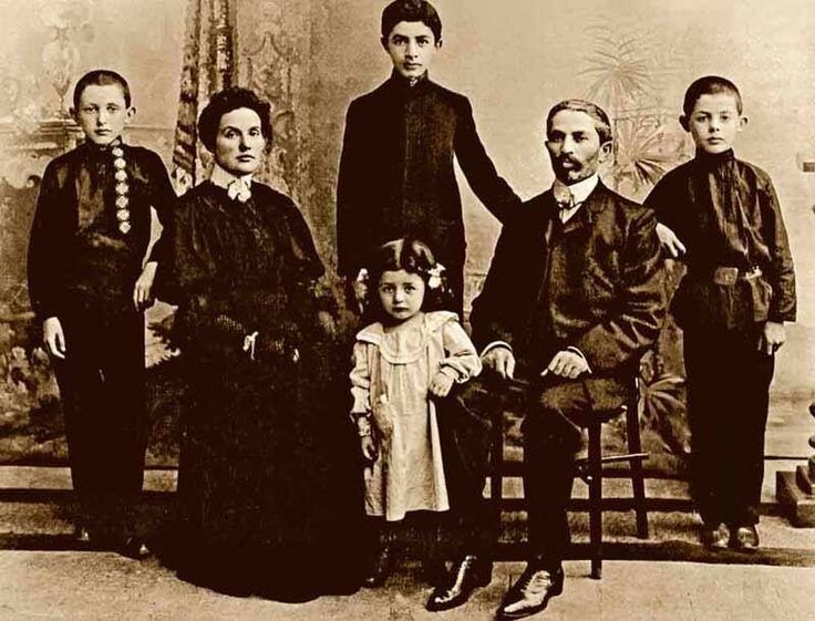 Семья Файнзильбергов: слева — Михаил (МАФ), стоит в центре — Срул (Александр, Сандро Фазини), справа — Иехиел (Илья Ильф), впереди между родителями — матерью Миндль Ароновной и отцом Арье Беньяминовичем — стоит младший брат Беньямин (Вениамин)