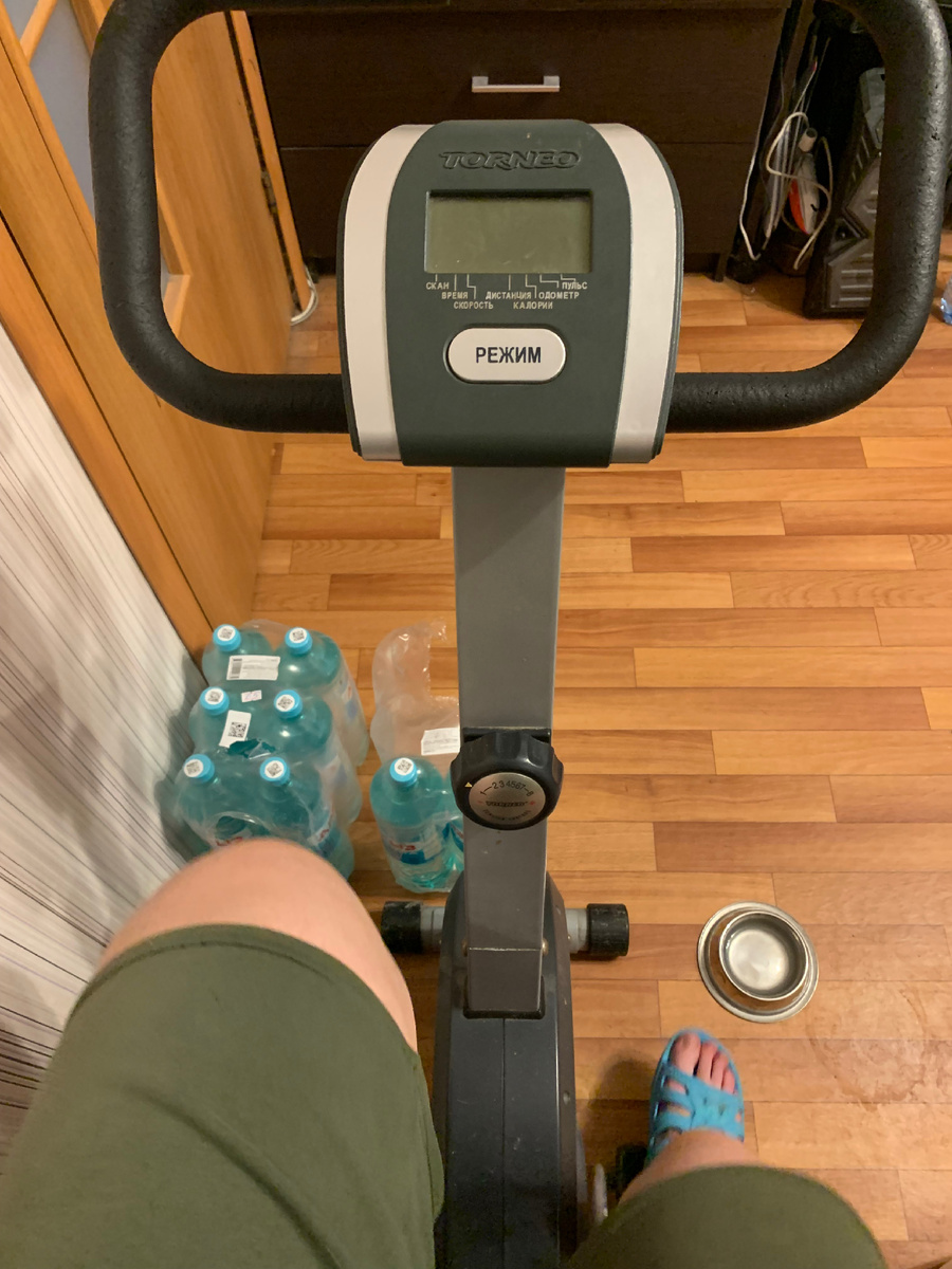 Прошу простить за миски и бутылки. У нас всегда стоит наша и Эйса вода.