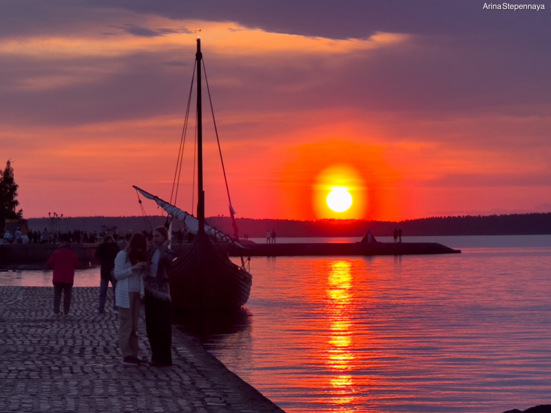    Жители Петрозаводска увидели ярко-красный закат над ОнегоArina Stepennaya / ВК