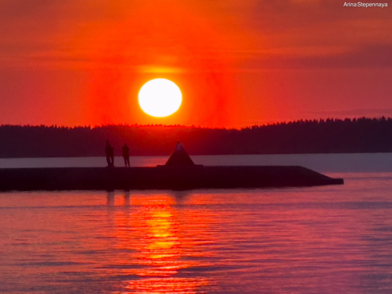    Жители Петрозаводска увидели ярко-красный закат над ОнегоArina Stepennaya / ВК
