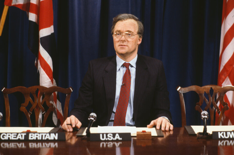    Комик Рори Бремнер в роли президента Джорджа Буша-старшего в скетче из телевизионного шоу-импровизации BBC, март 1991 года