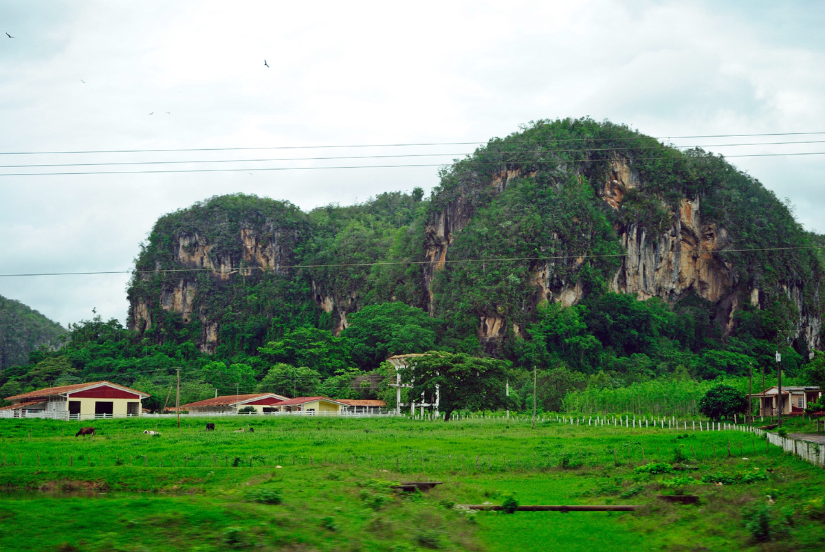 Горы похожи на спящих гигантов (и, кажется, один из них действительно похрапывает)