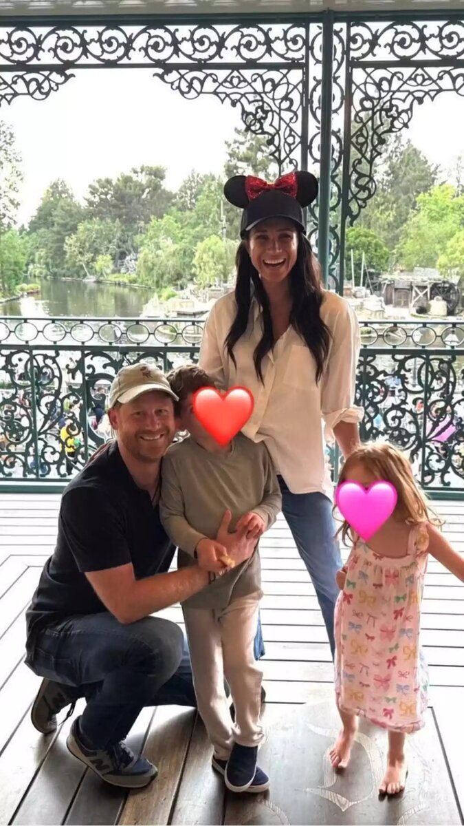 Принц Гарри, Меган Маркл, принц Арчи и принцесса Лилибет в Диснейленде. Изображение: Меган Маркл / Instagram