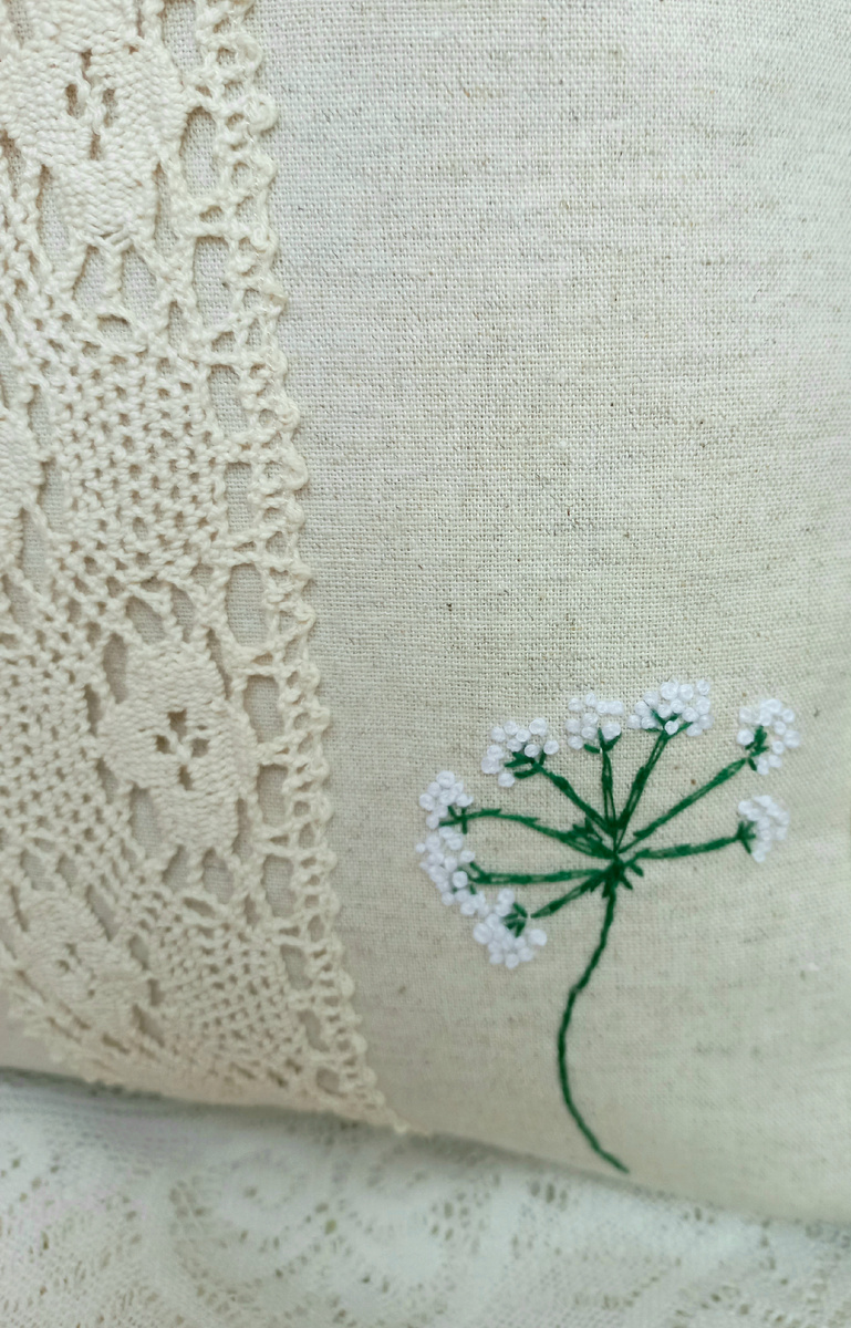 льняная сумочка украшена хлопоковым кружевом и вышивкой