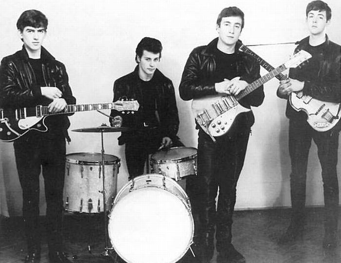 В каких песнях Битлз играл Пит Бест