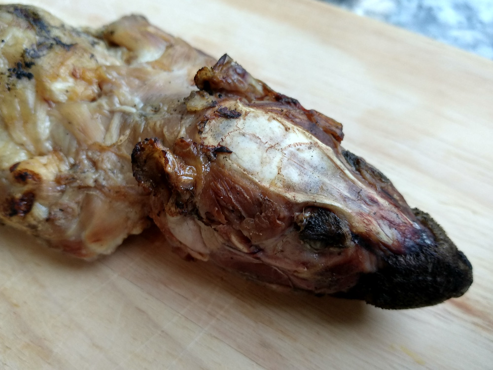 Заметьте, что как в Европе было принято оставлять шерсть на лапках кролика, так в Азии оставляют шерсть на носу, чтобы доказать аутентичность мяса :)