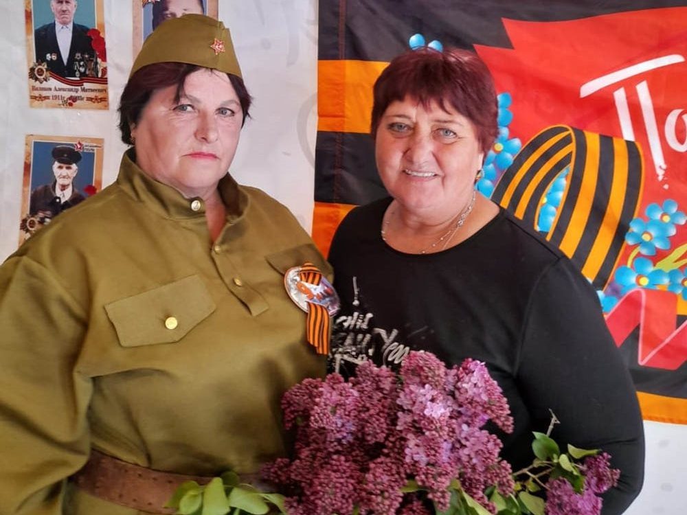      Также Ирина Ивановна вместе со своей получательницей социальных услуг М.И. Ратьевой принимают активное участие в благотворительных концертах, посвященных СВО в Мрыховском и Тиховском сельских клубах. Редакция газеты