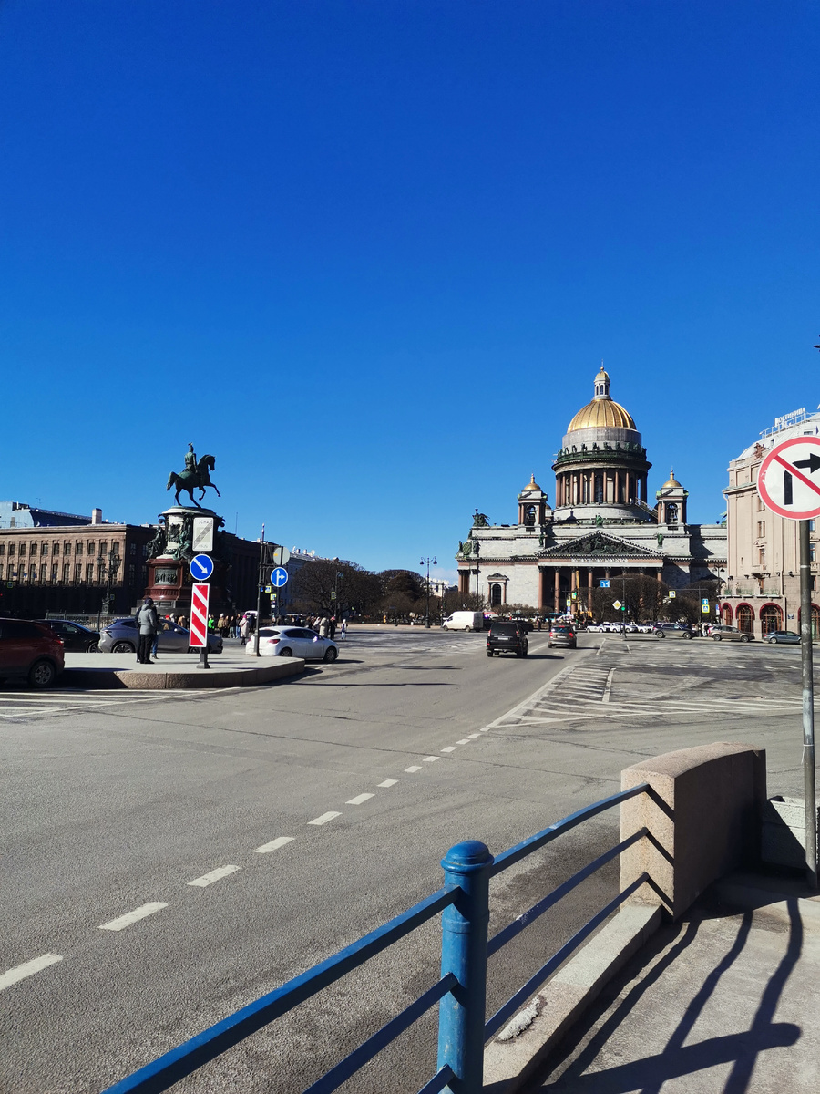Вид на Исаакиевский собор с синего моста