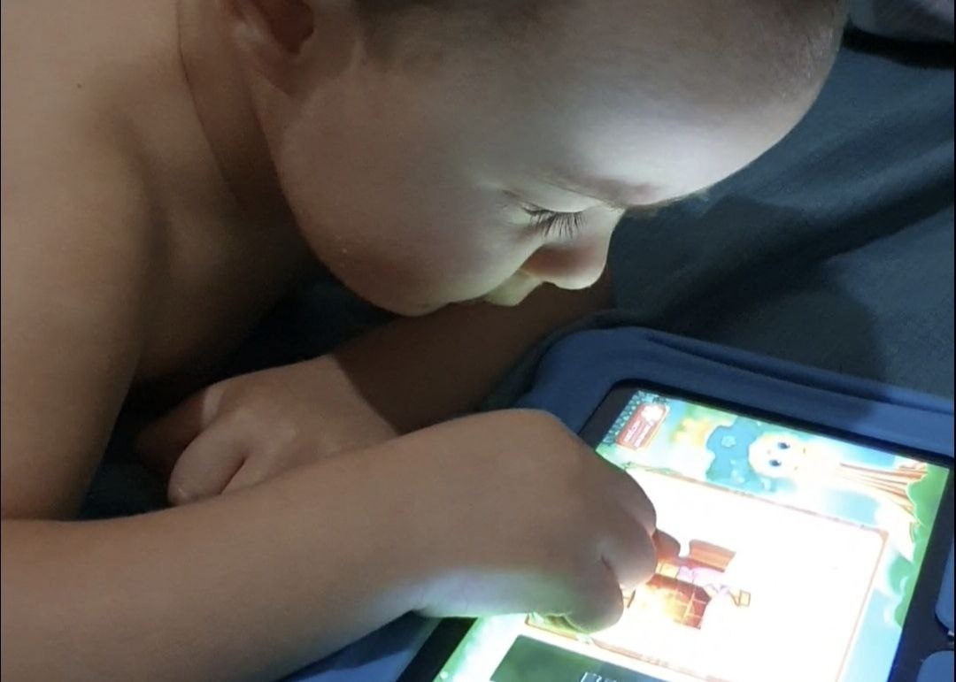 Дочке 2 года, научилась очень осознанно играть на планшете. Даем на 20 минут в день, собирает там паззлы из 16 частей