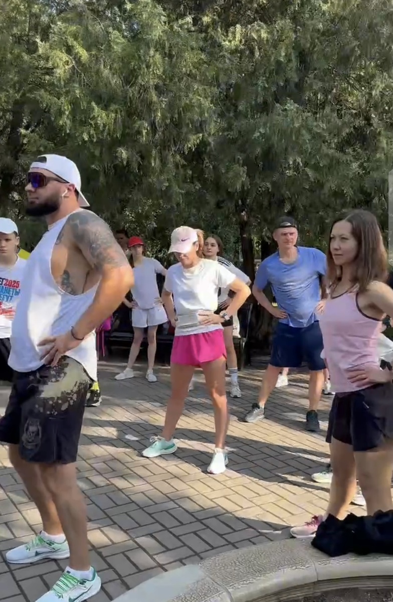 Разминка) И смотрю я так пристально, конечно же, на ведущую разминки, а не на этого, прекрасного несомненно во всём, но закрывающего мне весь обзор своей большой, мощной спиной, человека)) 😂