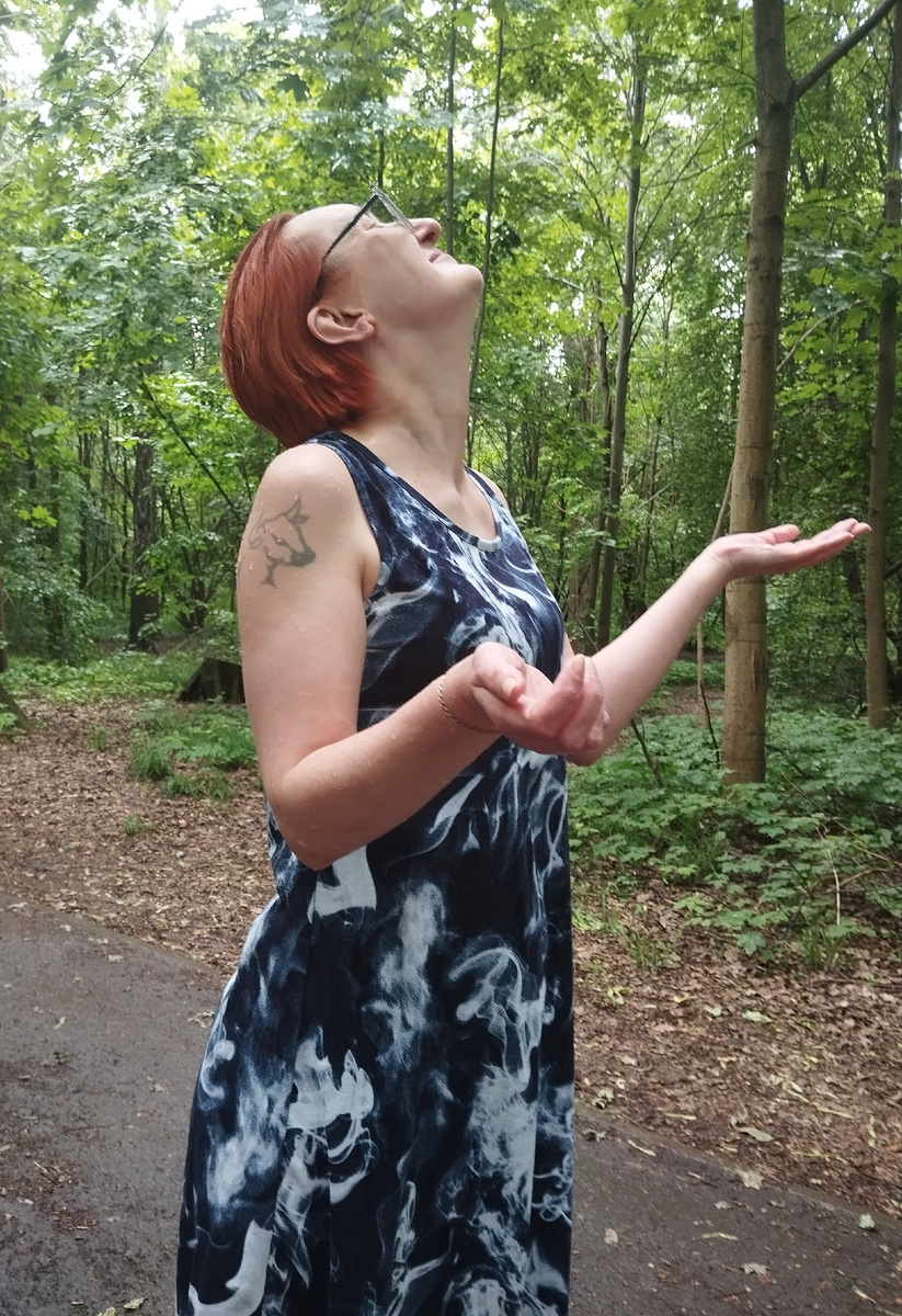 Моя замечательная любимая дочь под дождём.