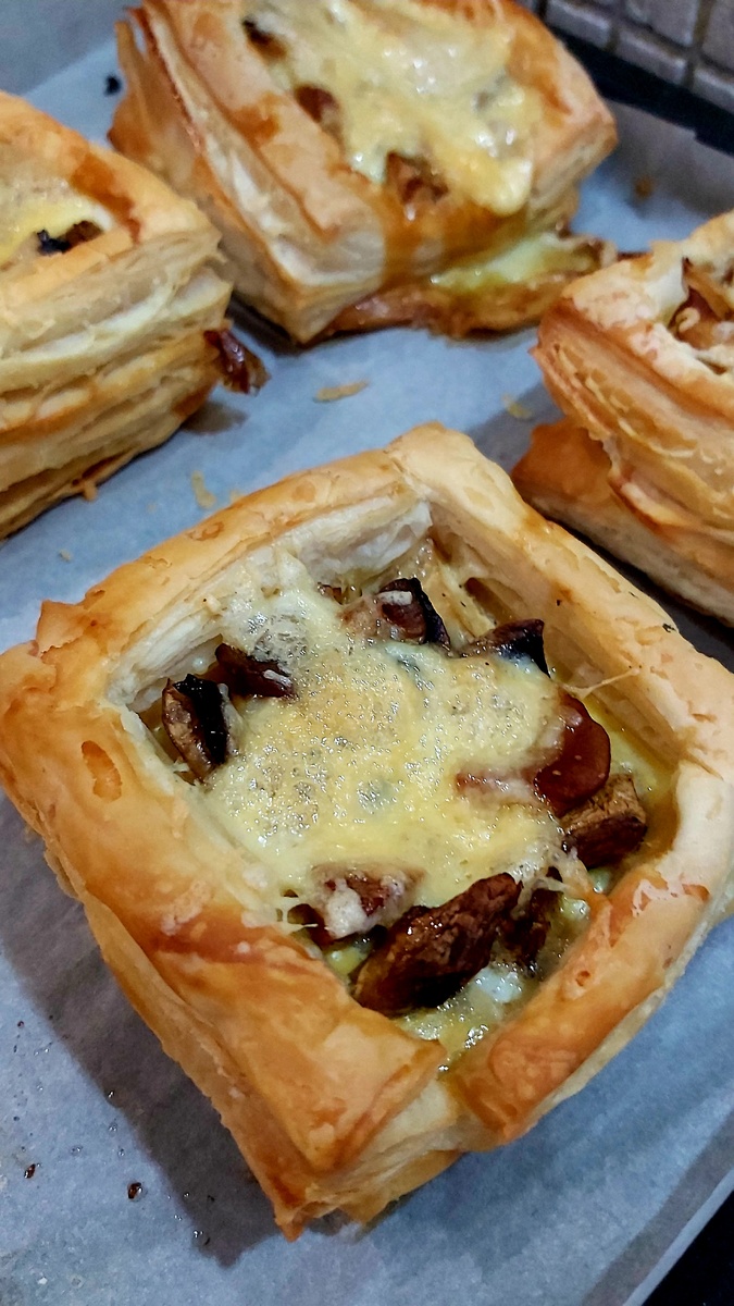 Я испекла волованы с горибами, омлетом и сыром из слоёного теста. Ели утром! на ночь ни-ни. А утром с кофе можно.