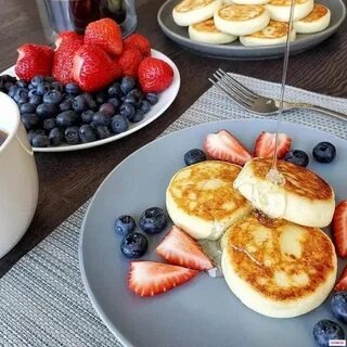 Всем доброго утра! Я сегодня проснулась рано , решила своих девчонок порадовать: приготовить сырники и оладьи! Обычно я в один день несколько блюд не готовлю, но решила сделать побольше и убрать в морозилку, чтоб хватило на неделю. Я уже давно так делаю, готовлю по-больше и часть замораживаю. Потом достаем из морозилки и разогреваем в микроволновке, получается как свежее, на вкусе ни как не отражается.Итак, сначала я поставила тесто на оладьи: молоко 300 мл+ столько же воды, смесь должна быть теплой, добавила пакетик сухих дрожжей, 50гр.сахарного песка, чуть соли и муки беру на глаз (всего на оладьи и сырники у меня ушло 1/5 пакета 2кг. муки, поэтому я разделила пополам, выходит по 200гр.муки в два блюда). Час тесто постояло, поднялось и я начала печь, у меня дети любят, чтоб внутри была вареная сгущенка. Поэтому выкладываю на сковороду ст.ложку теста, сверху 1ч.л. сгущенки и немного теста сверху и обжариваю с двух сторон. Вот такие оладьи у меня получились (всего 24 штуки, в заморозку ушло 14 шт. и 10 шт.поели сегодня на завтрак):