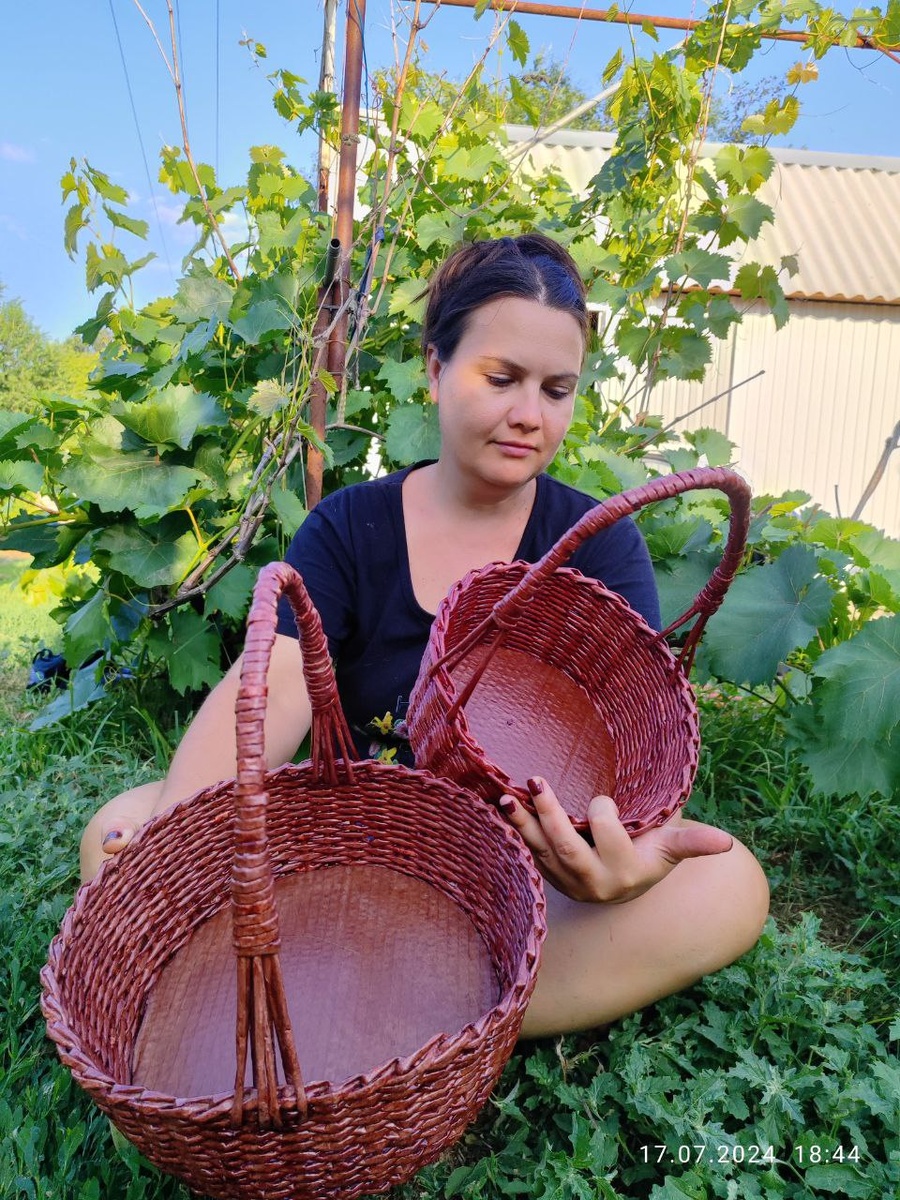 Эти корзины для "антуража" , попросили сплести для мероприятия в поселке, поместить туда овощи и фрукты , таскать эти корзины, наполненными овощами и фруктами, никто не собирался)). Но, она все равно очень прочная, несмотря на картонное дно, дно картонное, так как поджимало время)