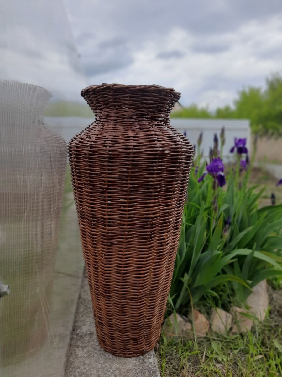 Это мое первое КРУПНОЕ изделие, плела на заказ, не скажу, что первый блин комом, но не идеально😁, и представляете, за эту выазу я взяла ВСЕГО - 2000р