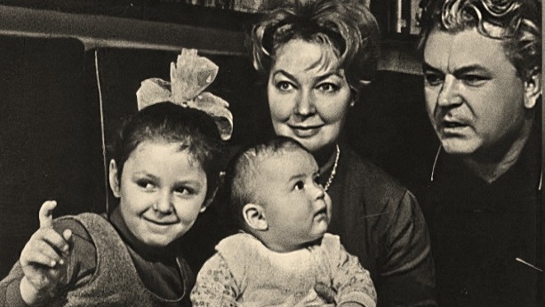 Сергей Бондарчук с женой Ириной Скобцевой и детьми Еленой и Федей