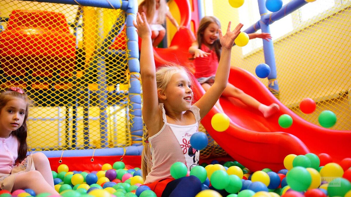 Плохая погода — не повод скучать, ведь в Москве множество крытых развлечений для всей семьи.