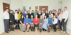 Коллектив Управления социальной защиты населения: в центре – Ю.Н. Семикова. Большой вклад в работу службы вносят заместитель начальника Управления Анжела Михайловна Суворова, начальники отделов Управления: Людмила Александровна Грибова, Светлана Павловна Буняева, Анжела Михайловна Суворова, Юлия Алексеевна Зацепилина, Светлана Викторовна Дудка, Наталья Сергеевна Фоминых, Владимир Оле-гович Краснокутский и каждый сотрудник организации. Специалистами Управления ведется прием граждан, нуждающихся в различных видах помощи – это государственная социальная, субсидии на оплату жилья и коммунальных услуг, детские пособия, ежемесячные денежные выплаты многодетным семьям и малообеспеченным семьям и многое другое. / ФОТО из архива УСЗН Администратор  📷
