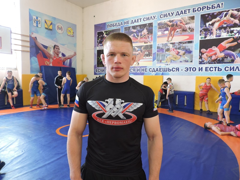    Сергей Степанов на мастер-классе с юными борцами в Искитимском районе. Фото Анны Зубаревой