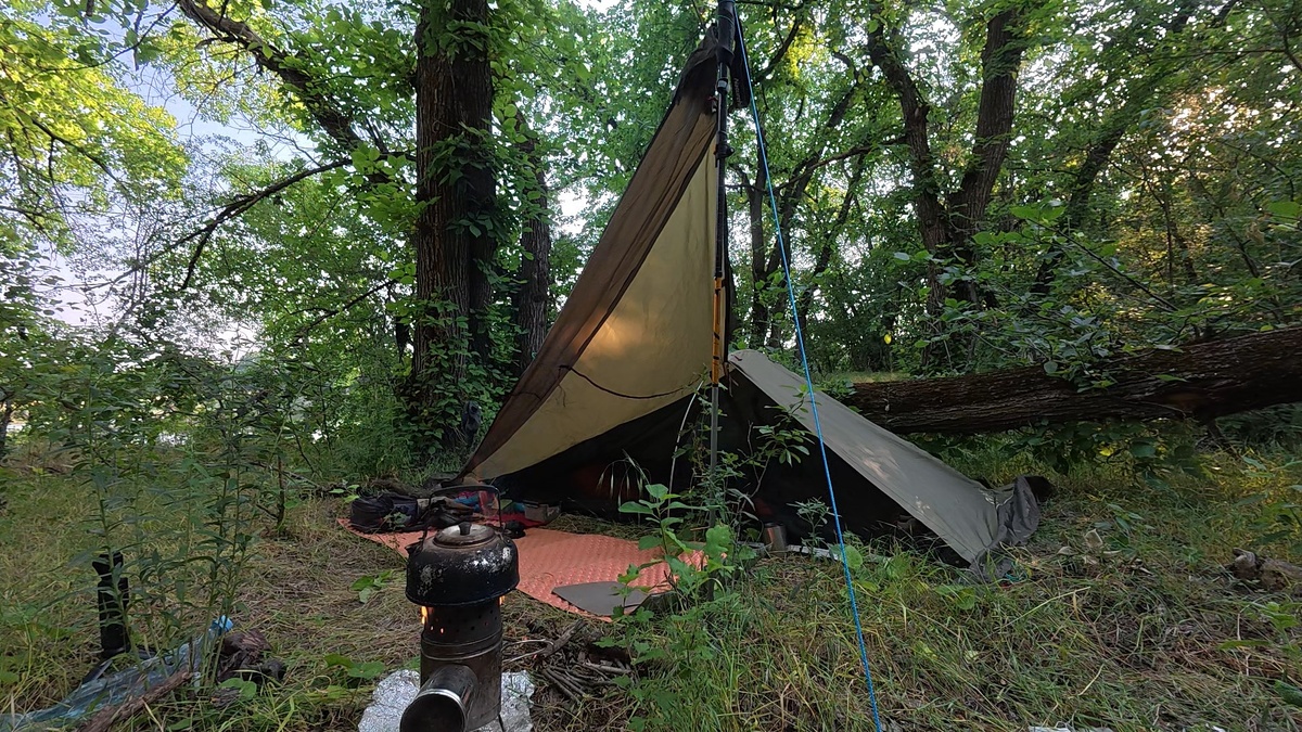 Палатка на берегу реки. Вон там за деревьями - река