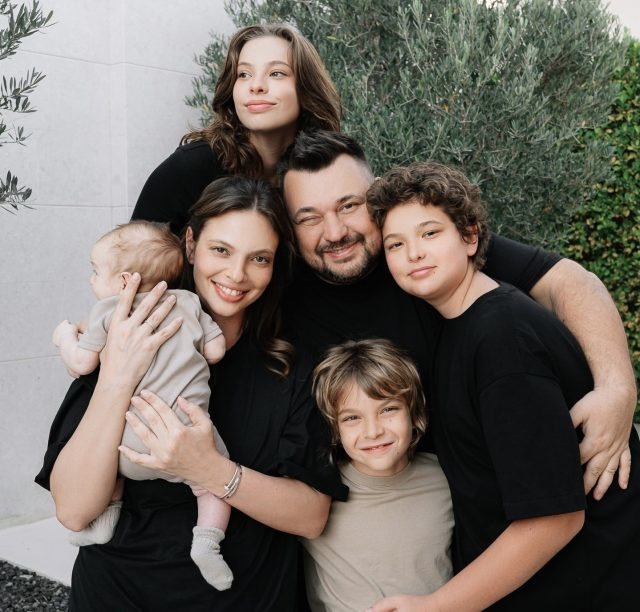    Сергей Жуков и Регина Бурд с детьми. Фото: социальные сети