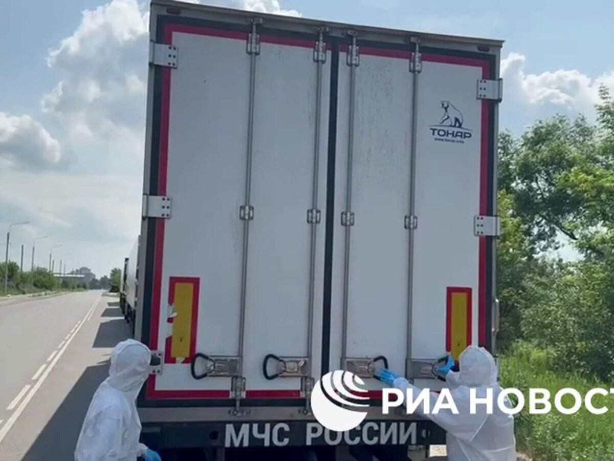    Рефрижератор с телами погибших солдат ВСУ открывают для иностранных журналистов© РИА Новости