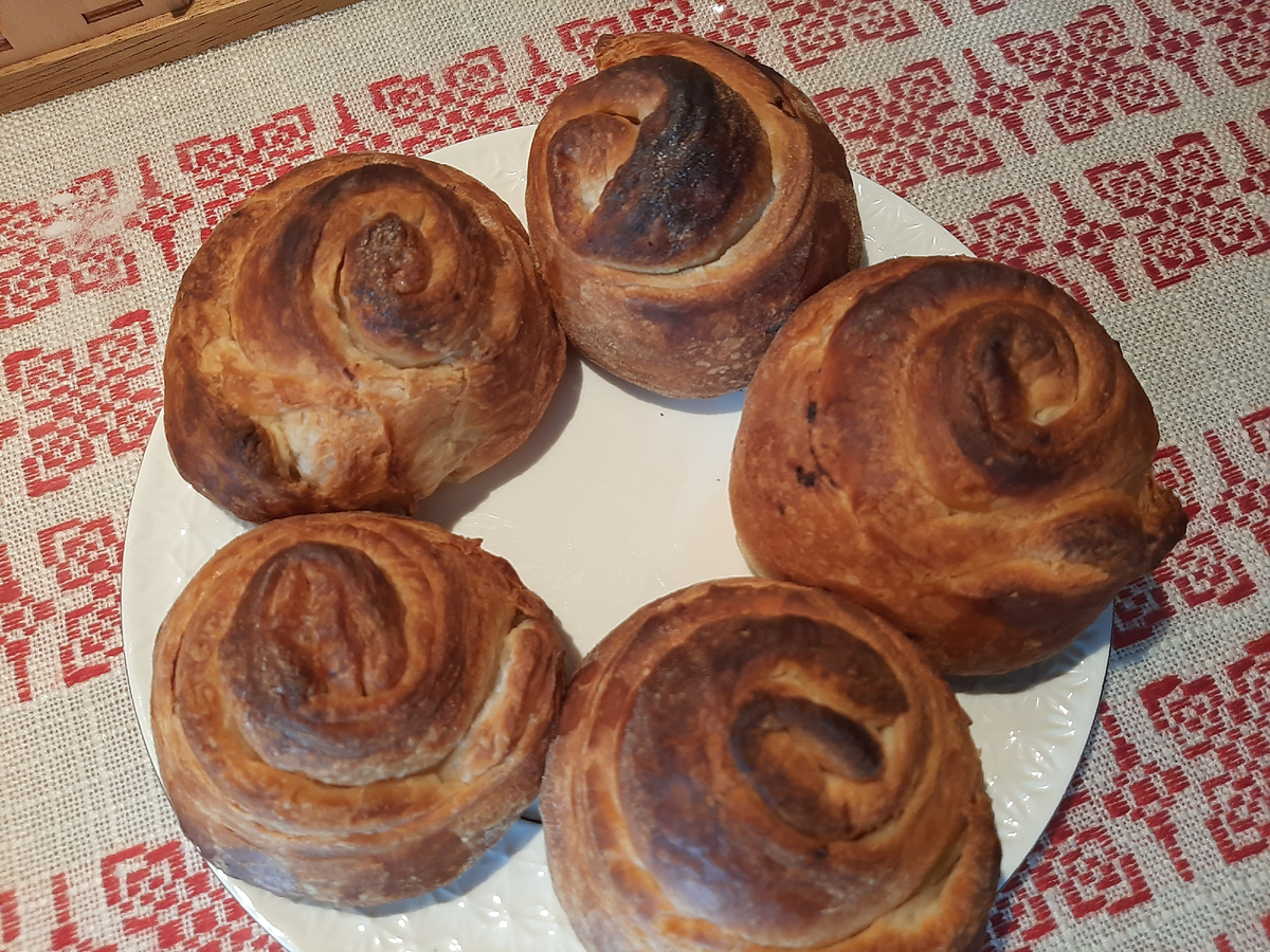 Тесто дрожжевое, готовое., разрезаем на полосочки. Внутрь фарш из курицы с луком и специями. Плотно защипываем и скручиваем улиточкой. Чем больше мяса, тем вкуснее, но есть вероятность - они разойдутся. Сверху смазала теплым молокм. Достала и серху положила лепестки сливочного масла, накрыла фольгой на несколько минут, уже без духовки. Они хорошо поднялись и получились вкусняшки.  Буду готовить.