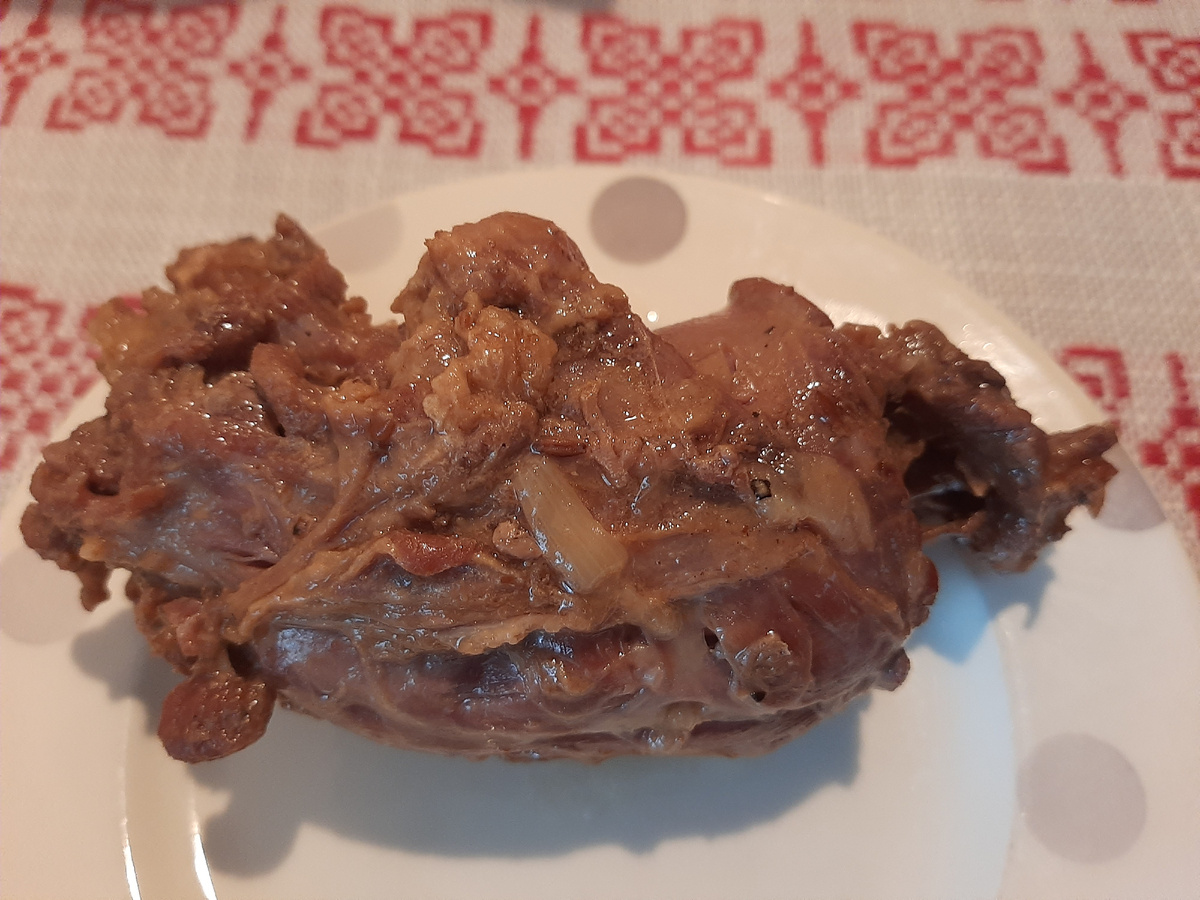 Мясо нежное и его много. Едим руками, как дикие племена.