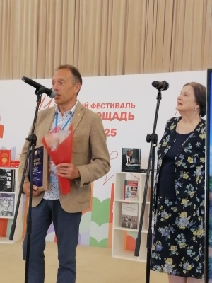    На Красной площади в Москве оценили книгу про клейменые кирпичи из Оренбурга Белов Михаил Александрович