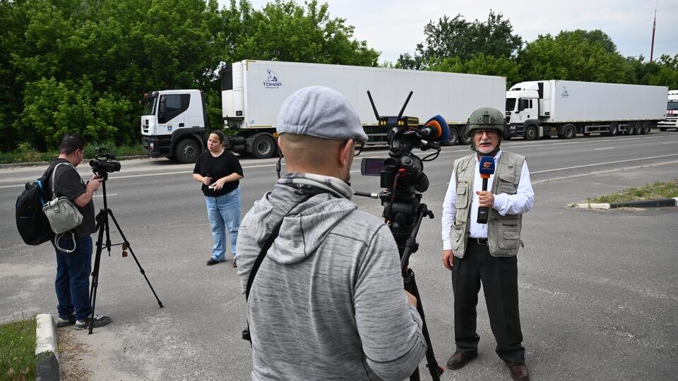     Иностранным журналистам показали рефрижератор с телами погибших боевиков ВСУ РИА Новости/Кирилл Зыков