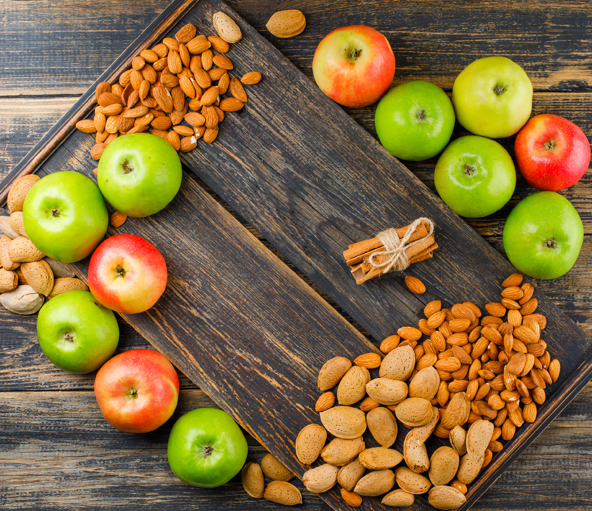 <a href="https://ru.freepik.com/free-photo/juicy-apples-with-cinnamon-sticks-pile-almonds-wooden-board-wooden-background_8248451.htm">Изображение от 8photo на Freepik</a>