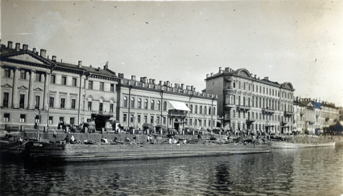 https://upload.wikimedia.org/wikipedia/commons/f/f6/Petrograd._Fontanka_Canal._LCCN2011647885_%28cropped%29.jpg