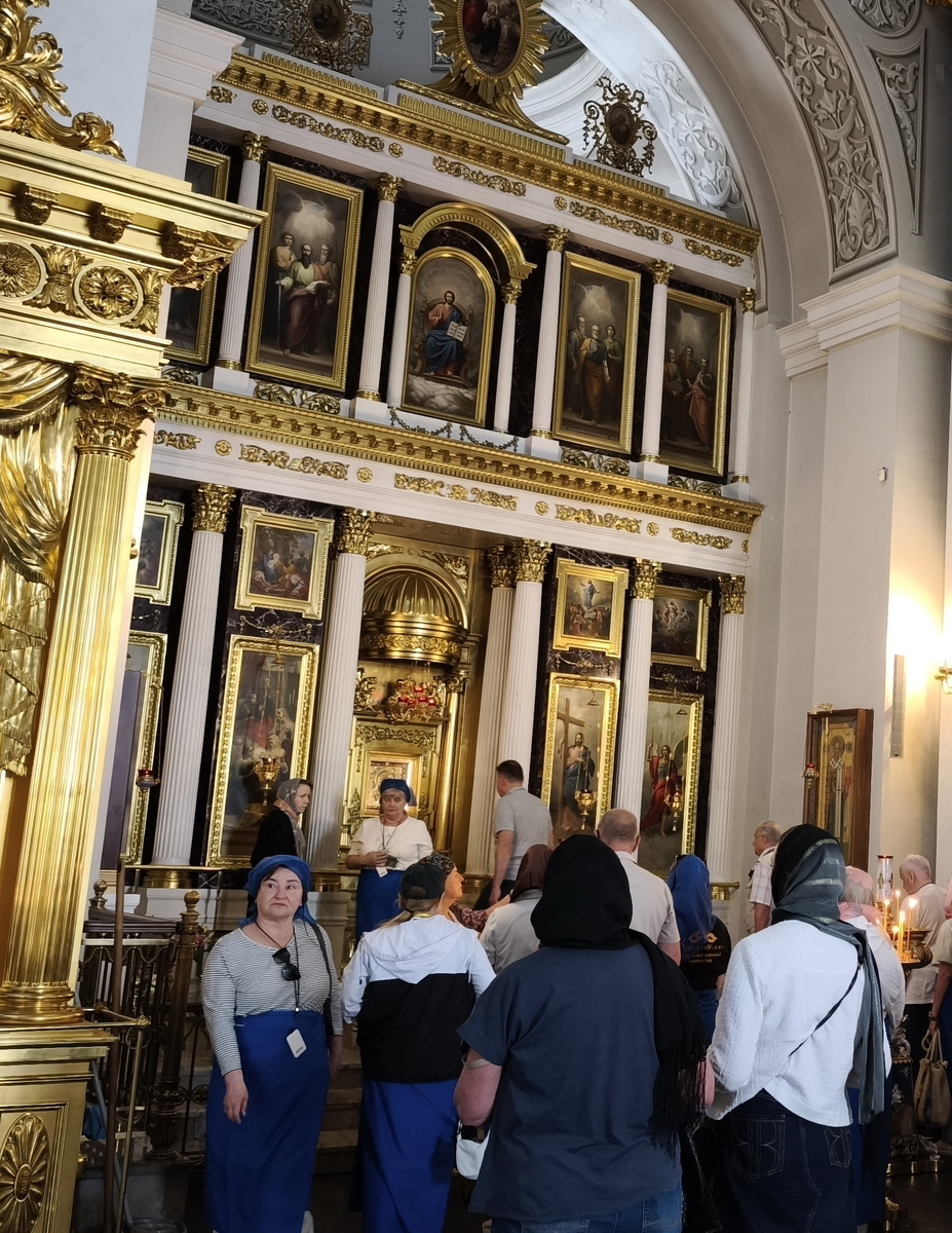 У списка Казанской иконы Божьей матери всегда много посетителей