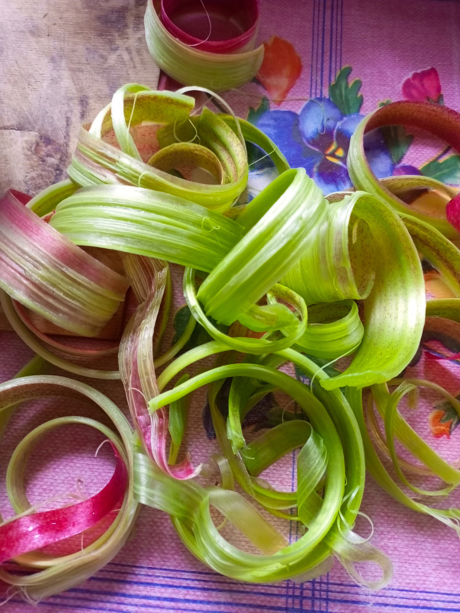 Чистим ревень