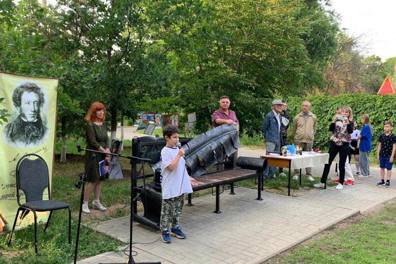    Строки Пушкина знает и стар, и млад